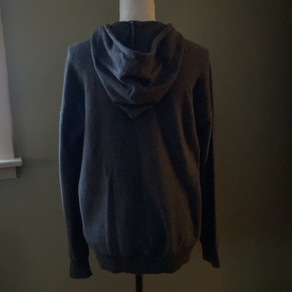 Harper lane Gray hooded sweater with pockets grommet details size M - Picture 6 of 13